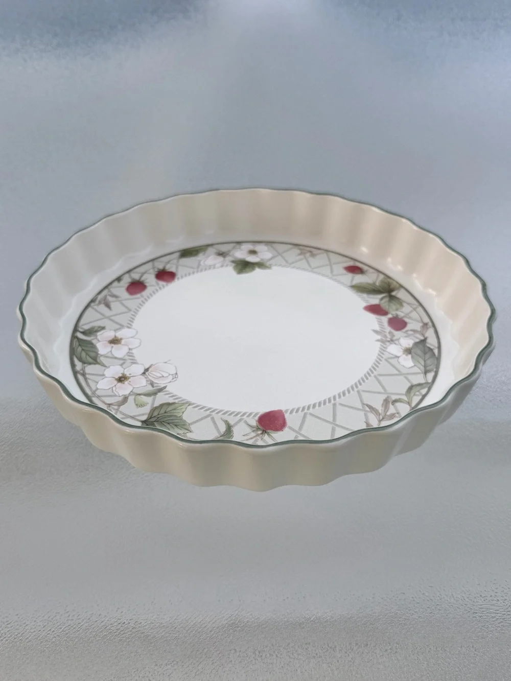 Mikasa Intaglio Strawberry Fair Quiche or Tart 10” Stoneware Dish